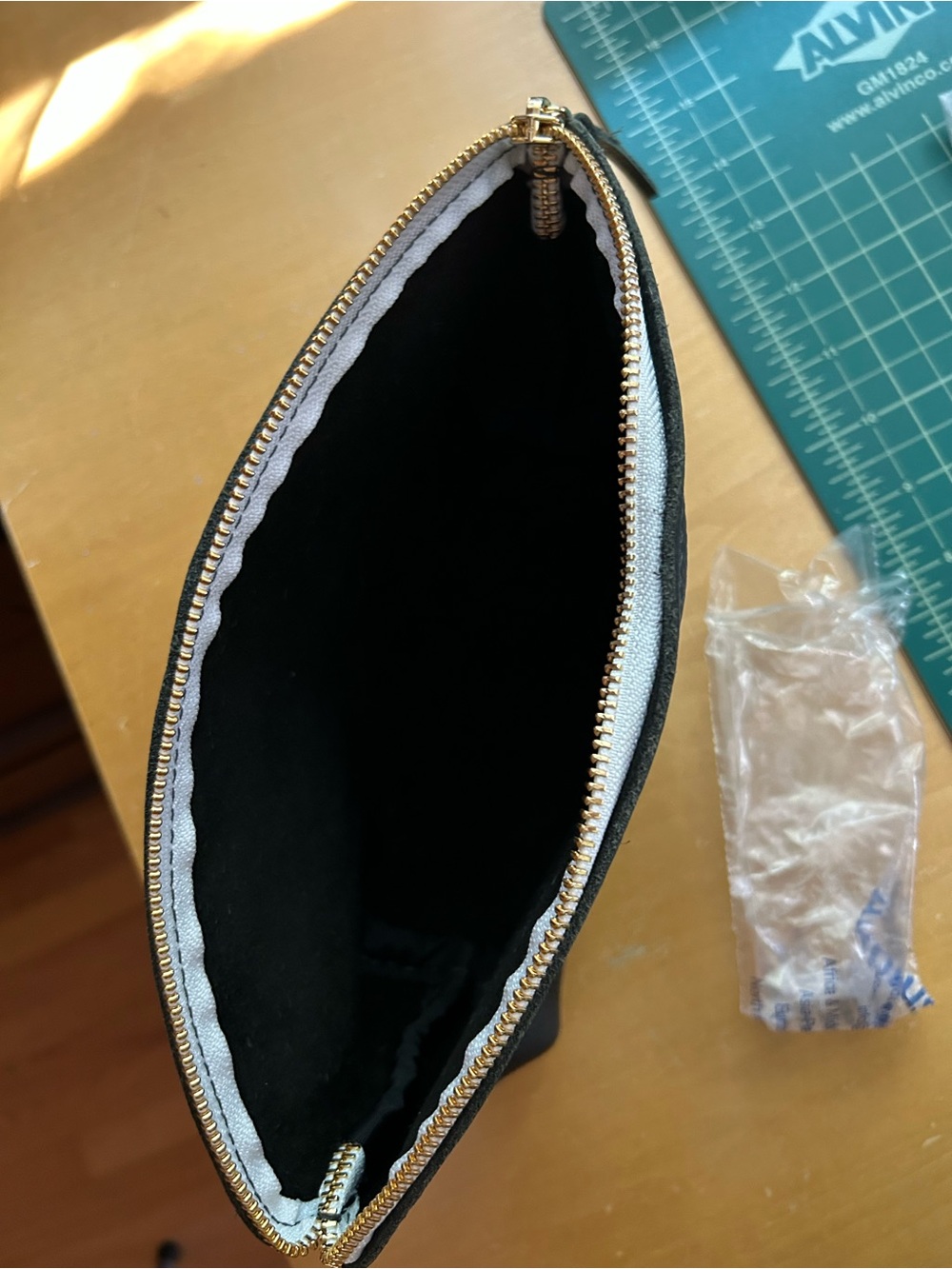 NWOT Leather Pouch/ Clutch with contrasting Zipper - Picture 6 of 10